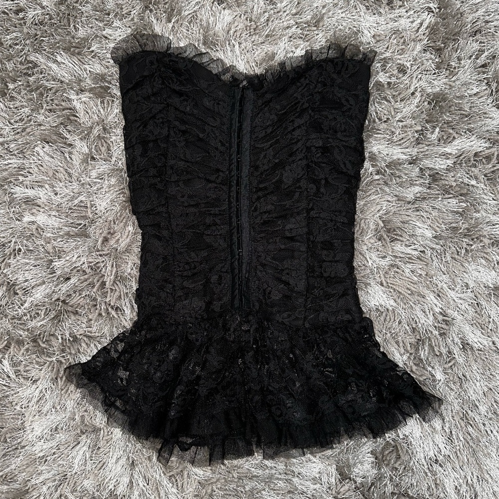 Betsey Johnson, vintage, black corset top w/ lace. Women’s size P. 💐💕💐